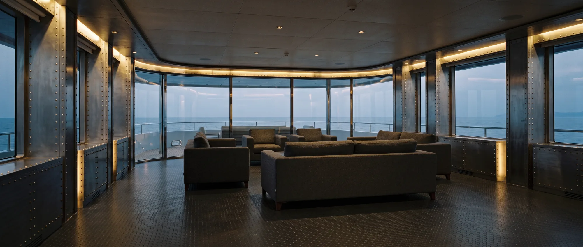 Saloon, Werft. Raw, technical, and the quickest to build.